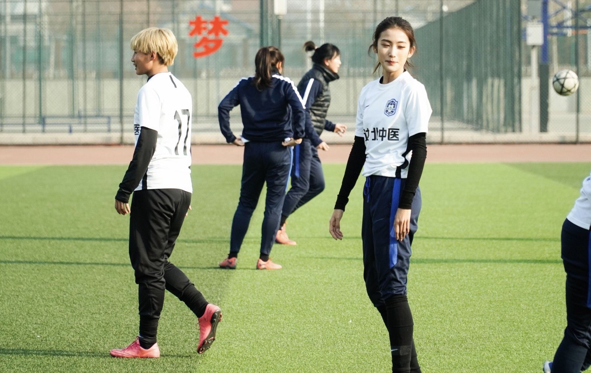 双胞胎女足姐妹,安妮上海女足双胞胎