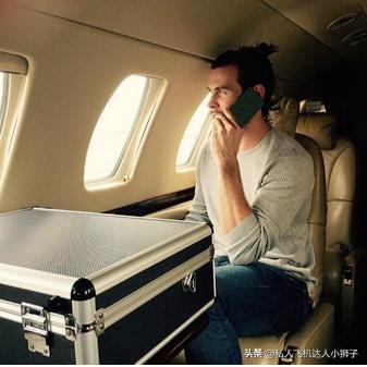 足坛球星私人飞机,足球球星坐私人飞机