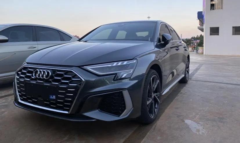 精神小伙喜提新车,精神小伙喜提比亚迪f3