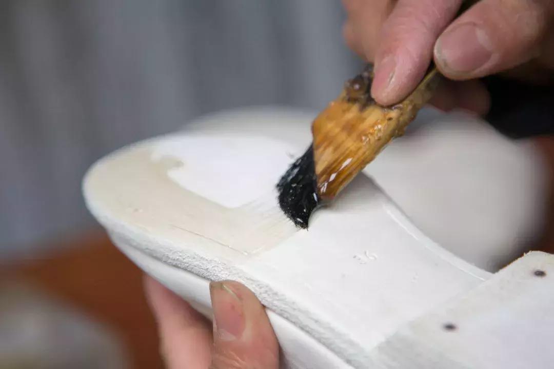 杭州有个达人，19年来拯救10万件潮包！