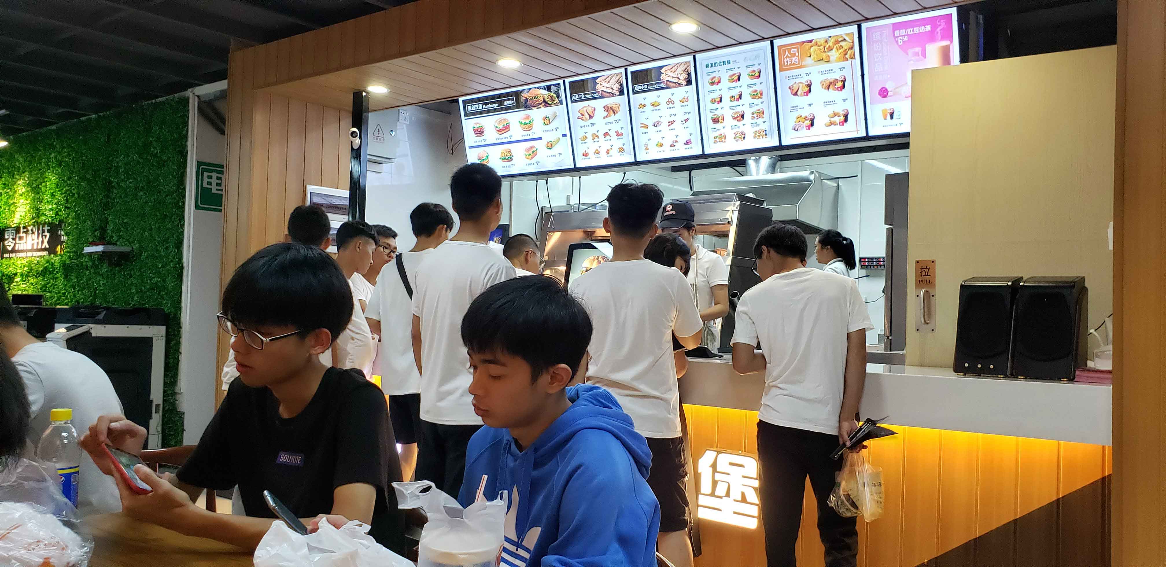 校园汉堡店一般能做多少营业额,封闭学校汉堡档口挣钱吗