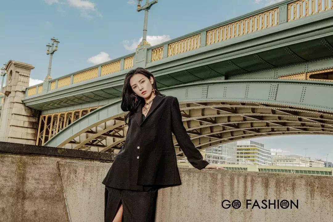 张予曦戴金丝框眼镜,张予曦银色服装