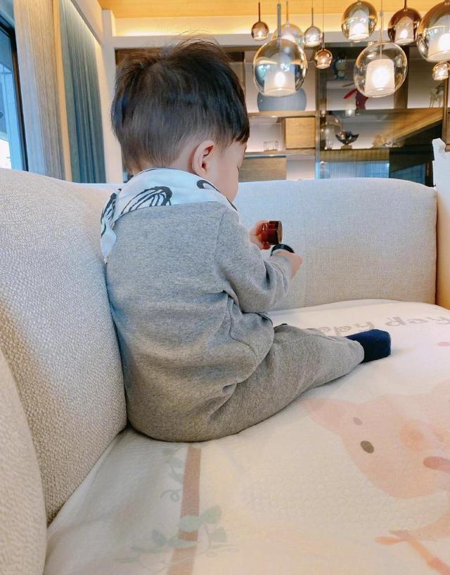 安以轩生二胎晒幸福，家中豪宅大气又精致，嫁富商老公婚后受宠