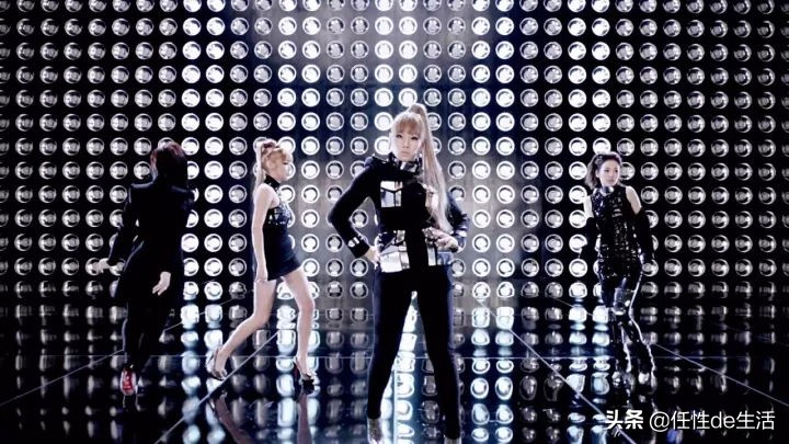 韩国女星上节目穿什么衣服,韩国女明星衣服有多敢穿