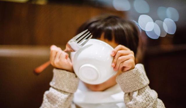 让宝宝爱上吃饭改善挑食的问题,小孩吃饭磨蹭的最好解决方式