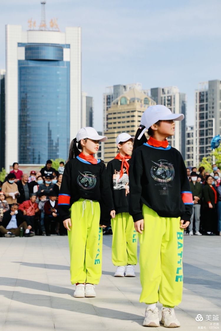 洛阳牡丹广场：*疆新**舞大联欢