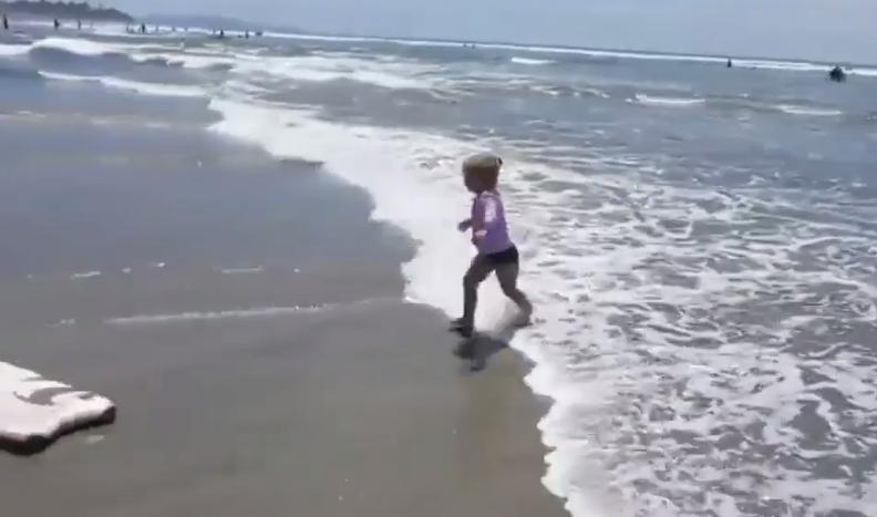 小宝宝爱吸吮手指怎么可以戒掉,宝宝喜欢吸吮手指怎么办