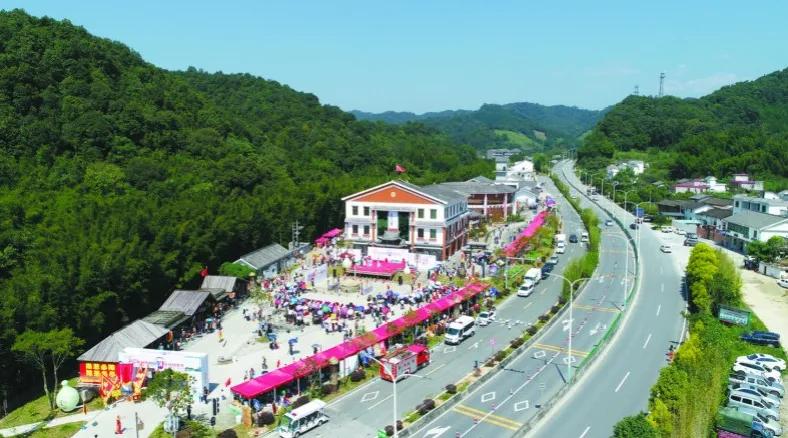 楂樻牎瀛︾敓鐪间腑鐨勫叡闈掑洟,楂樻牎鐢熺溂涓殑鏃朵唬鍙樿縼