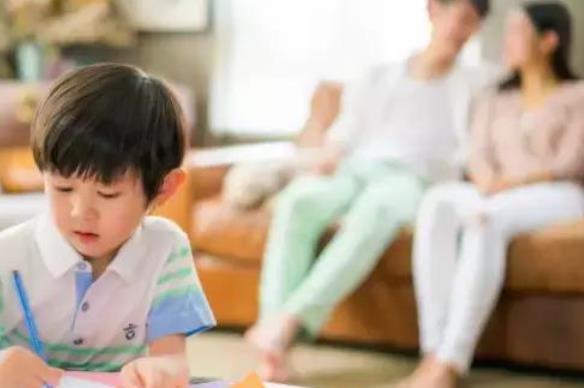 为啥中国孩子“多叛逆”？养育孩子的过程，父母多缺乏“读懂感”