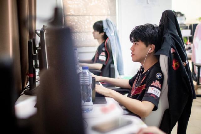 管泽元怒喷黑子力挺uzi,管泽元解说lwx名场面