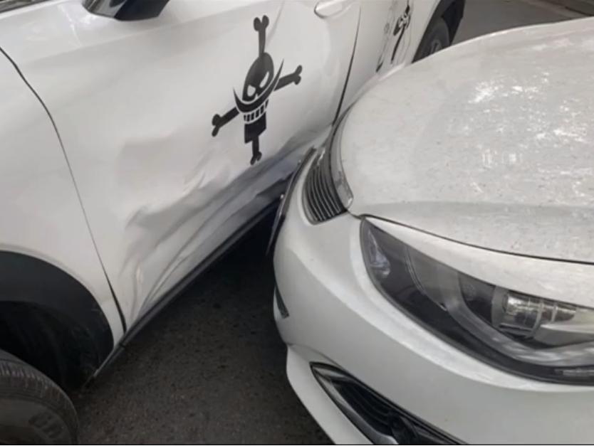 两车发生事故男子狂拉车门,路怒男超车后紧急刹车酿惨剧