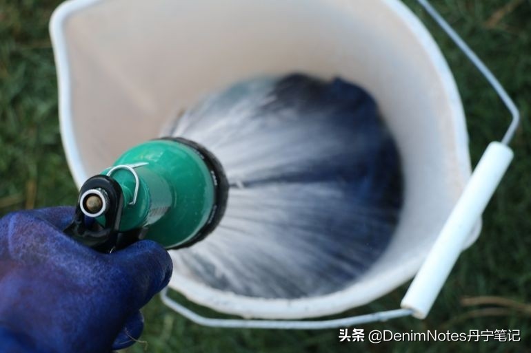 牛仔裤褪色了可以重新染色吗,牛仔裤褪色一般是什么颜色