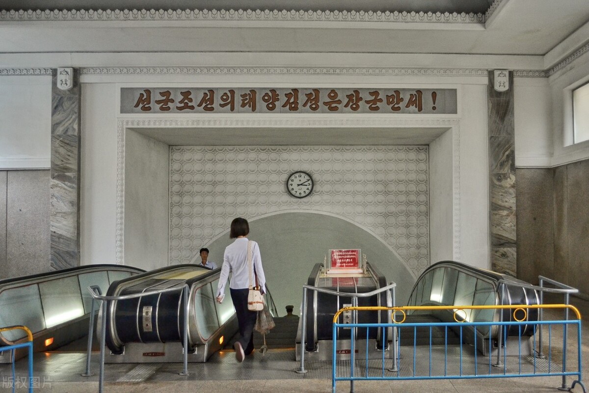 朝鲜街头宣传标语图片,感受朝鲜族的民俗风情