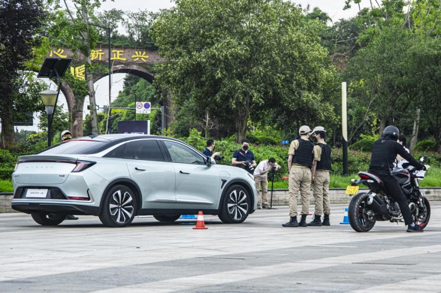 试驾｜极狐阿尔法S/阿尔法T，底盘调校有功底，均衡性很好