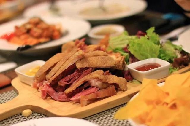 这家店年底真嚣张！捷克比尔森啤酒，买一送一嗨爆2018最后一个月