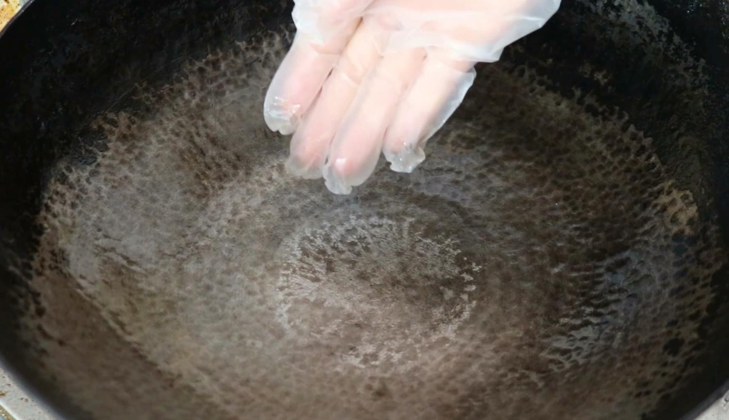 铁锅怎么不会生锈粘锅,铁锅生锈不要扔教你一招搞定