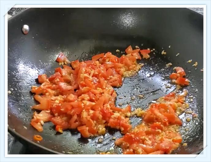 红烧鱼怎么煎不粘锅不掉皮,用不粘锅怎么煎红烧鱼好吃