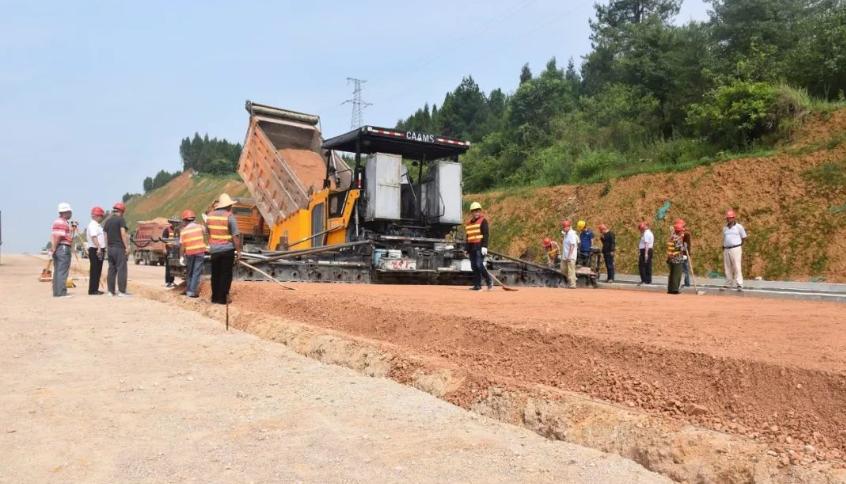 二建沥青面层雨季施工措施,道路工程面层施工