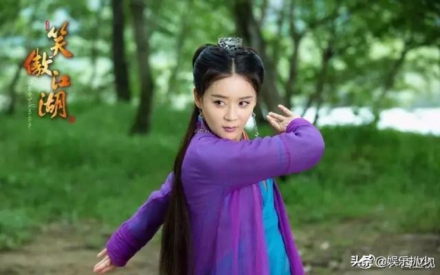 袁姗姗录节目再显低情商，这次全网黑只怪她自己