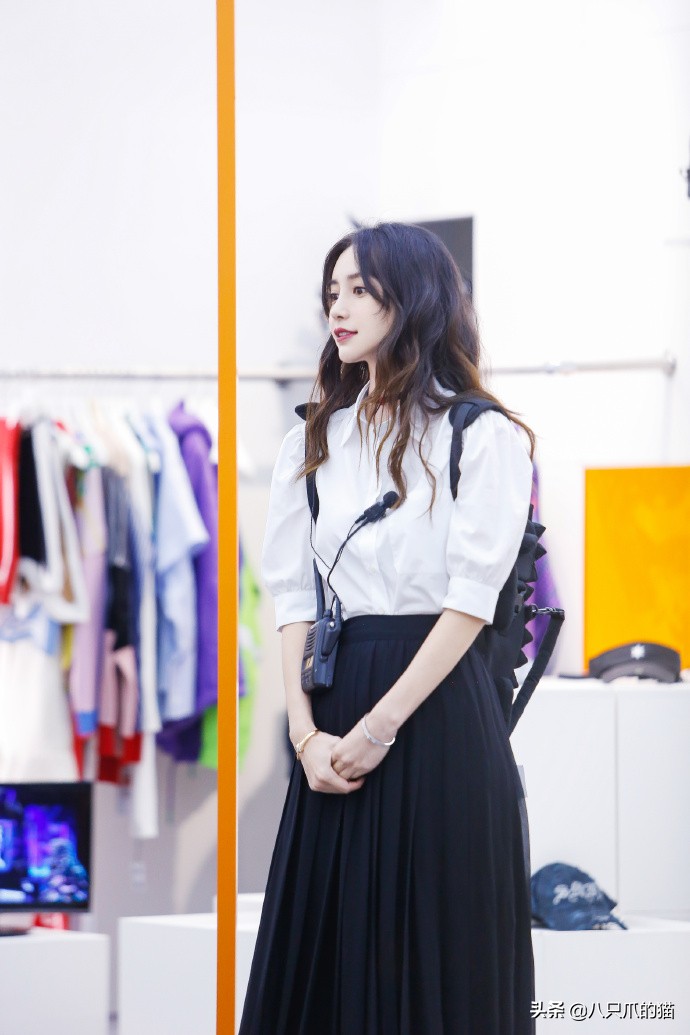 Angelababy不吝啬身材!淑女毛衣小皮裙,“蚂蚁腰”小花望尘莫及