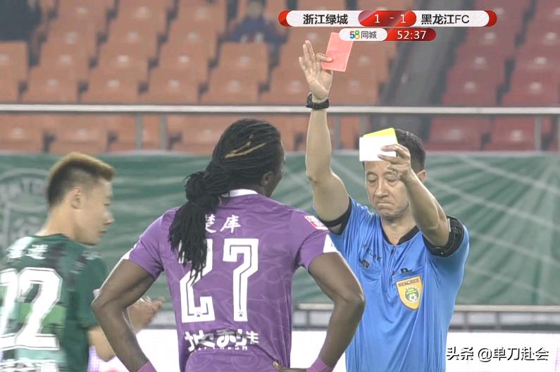 争议红牌！中甲外援肘击犯规被罚下怒飙脏话直接回到更衣室