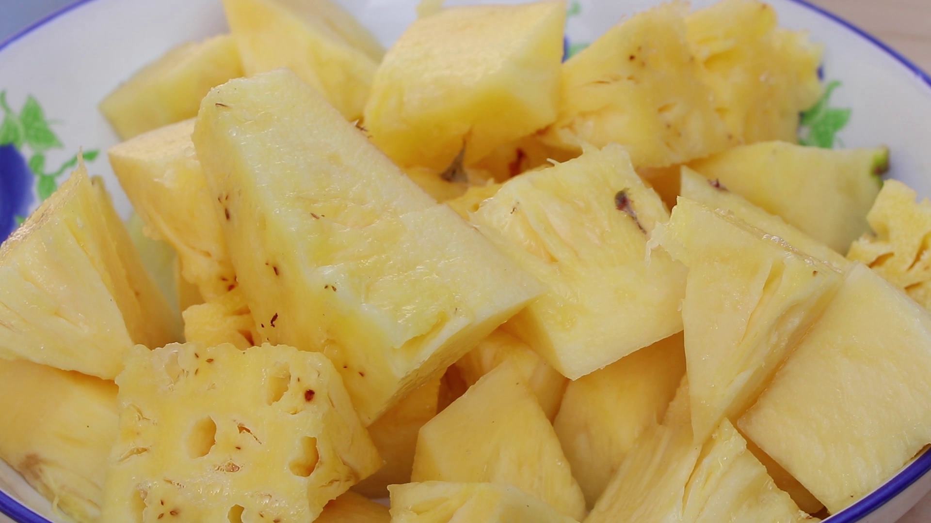 才知道水果是不用去皮的,菠萝不削皮直接切最好的方法