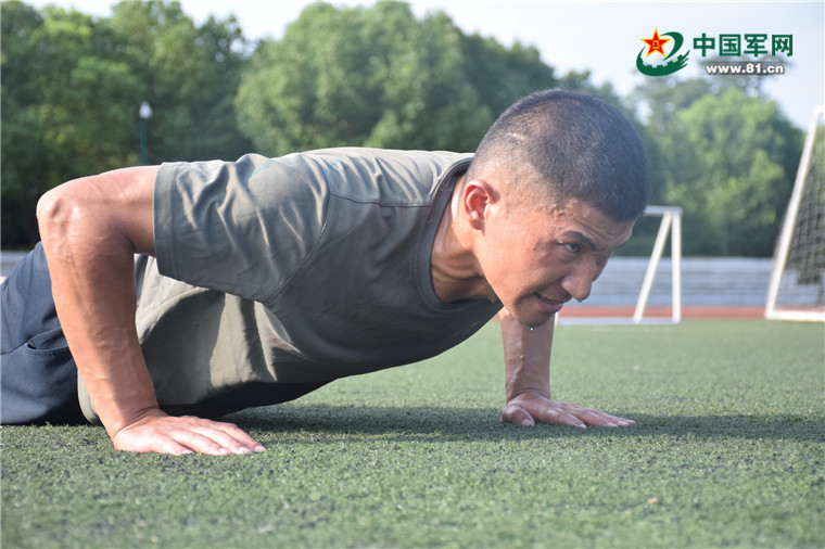 他从班第一“跑”到团第一，凭的就是这股不服输的劲儿