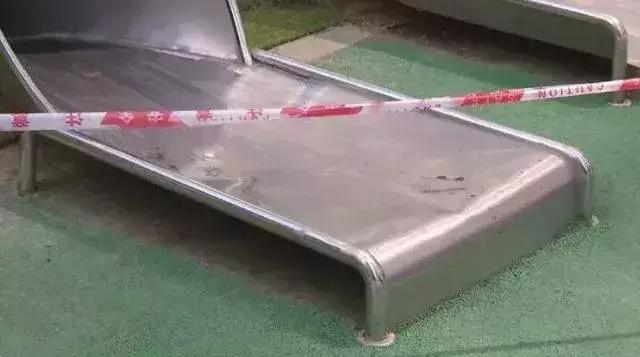 孩子在滑滑梯头朝下滑导致骨折,小孩玩滑梯骨折了怎么办