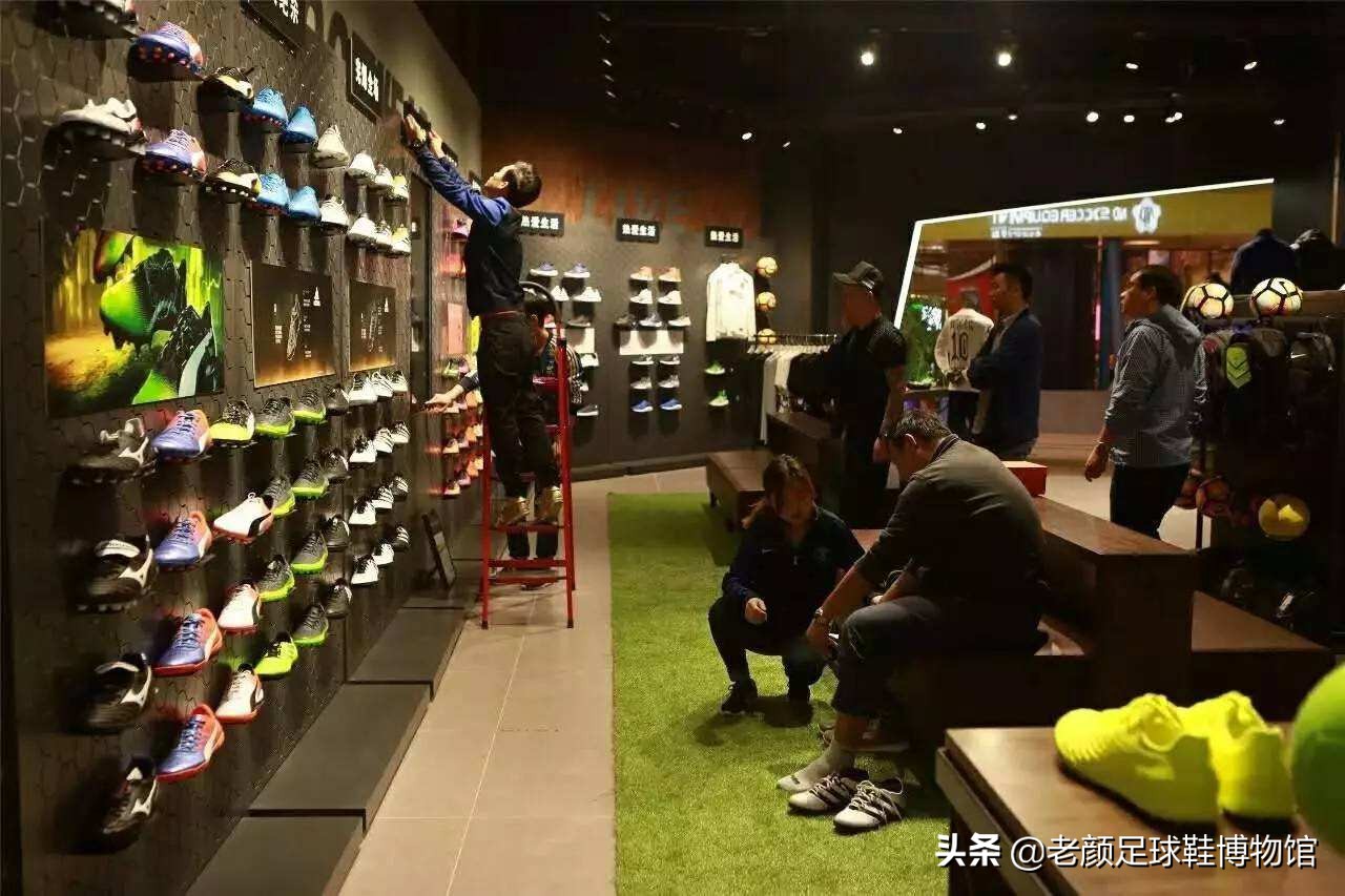 足球鞋应该买合脚的还是大一点的,如何选择合脚足球鞋