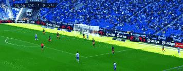 武磊高举双手抗议！禁区内倒地被裁判直接无视连VAR都不看