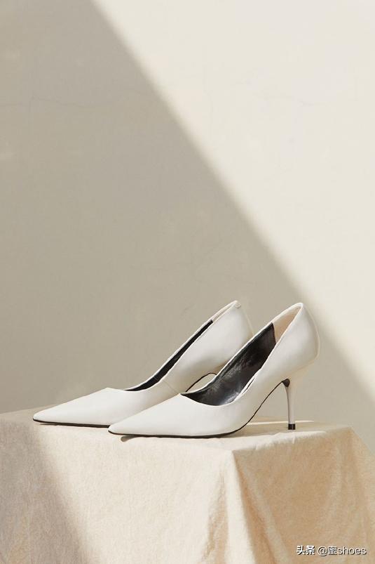 银白色高跟鞋推荐低跟,显白高级的高跟鞋你值得拥有