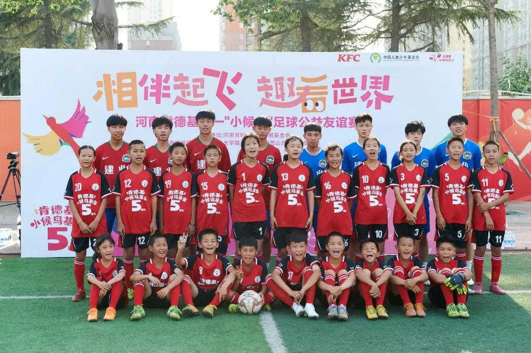 小小的足球装着美好的童年和梦想,小小足球承载着孩子的欢乐与梦想