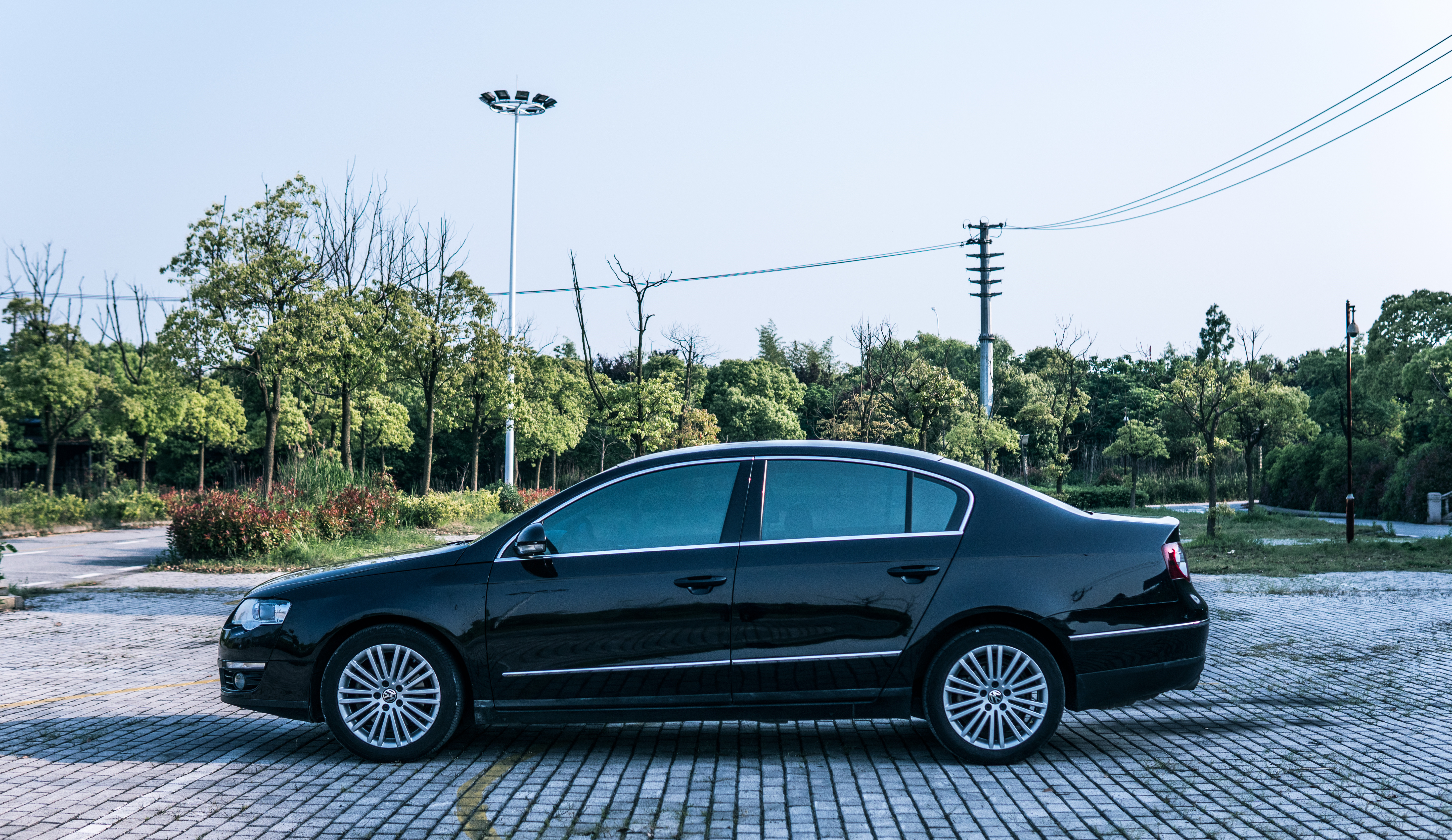 开着曾经的最美大众探寻废弃城堡，如今B6迈腾还值得购买吗？