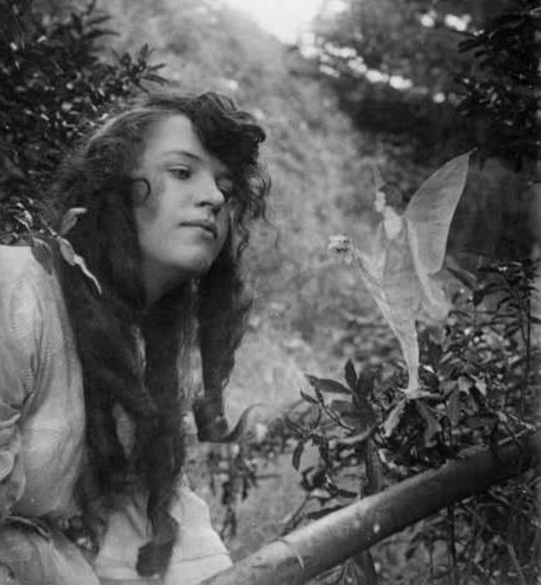 100多年前,两个英国小女孩伪造仙女照片,把柯南道尔都给骗了