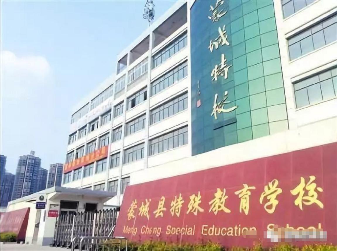 冯巩搭档牛群：被质疑贪污，64岁节目中晕倒，这些年他有多惨？