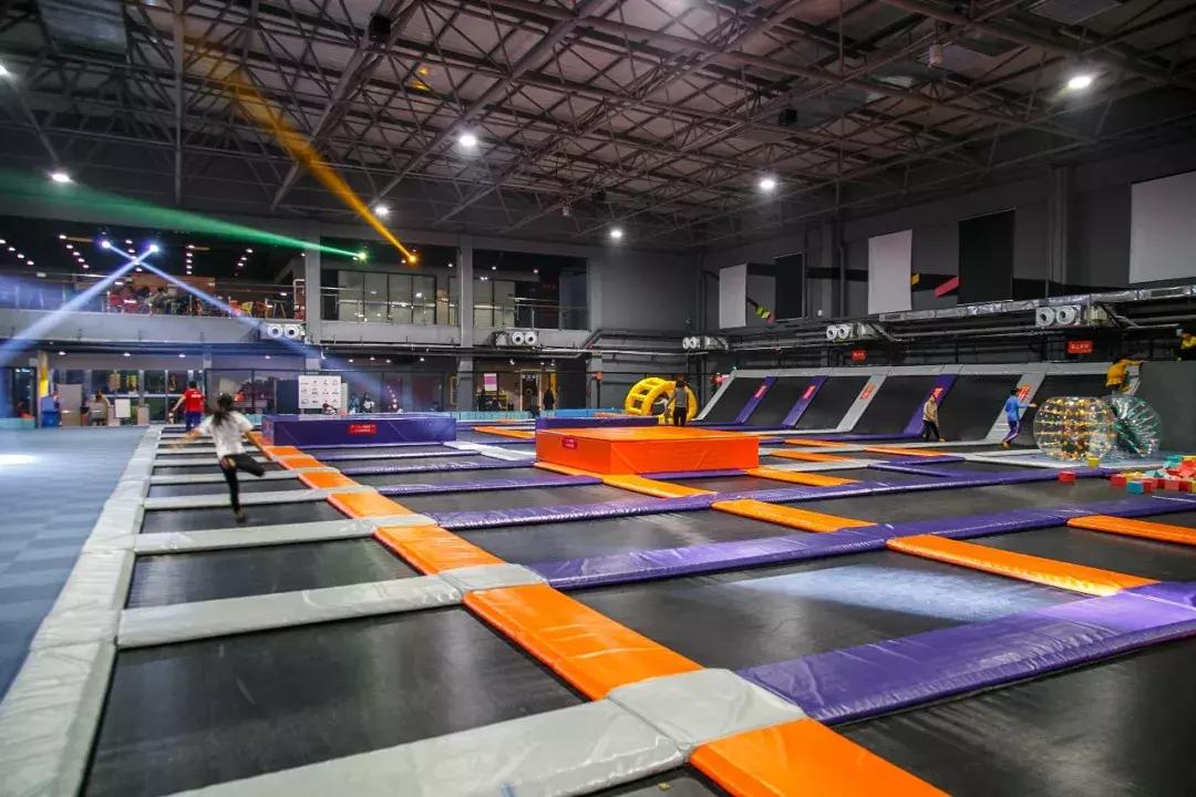 蹦床乐园闯关攀岩,蹦床馆嗨玩