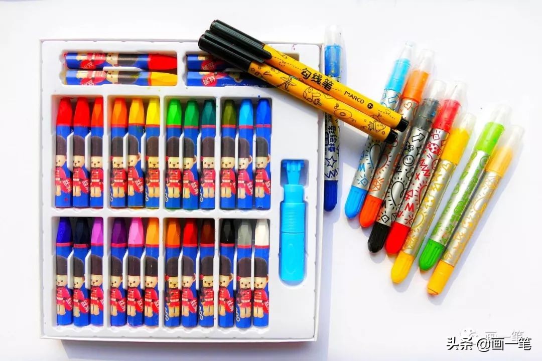 小丑鱼和海葵共生的小练笔,海葵和小丑鱼的共生简笔画