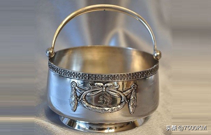 俄罗斯奶奶橱柜里拿出的餐具到底值多少钱