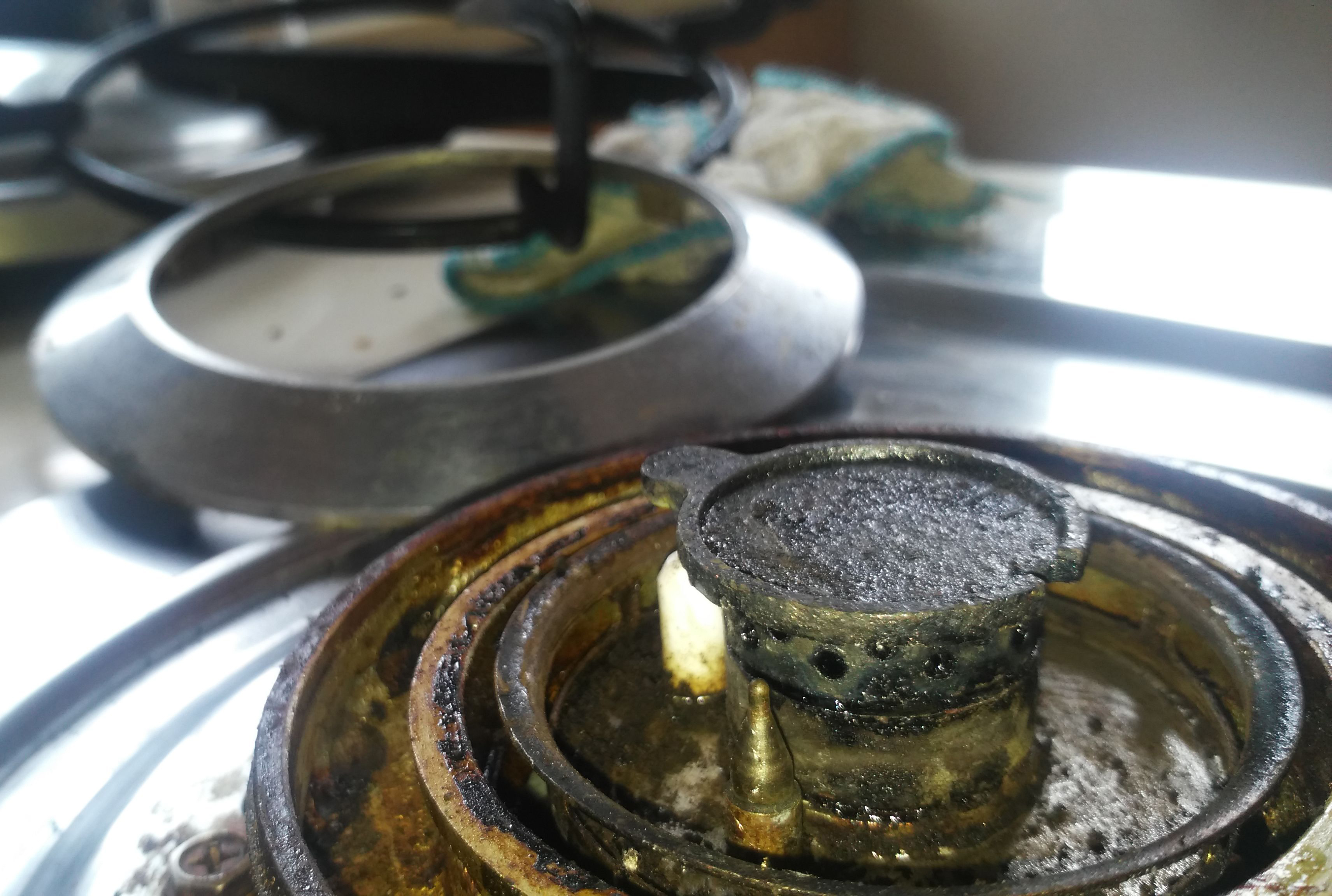 燃气灶打不着火松手就熄灭怎么办,燃气灶打不着火一松手火就灭