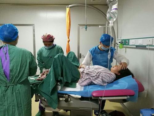 孕妇产房分娩老公陪产,在产房分娩丈夫陪产