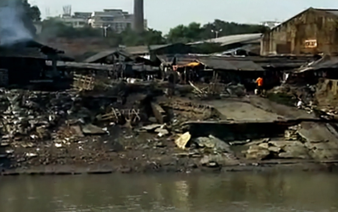 印度穷人下水道里淘金,印度穷人淘金