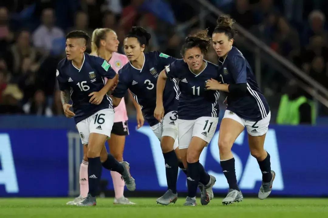 曾为10美元*工罢**如今却创造历史，这支阿根廷女足已成男足楷模