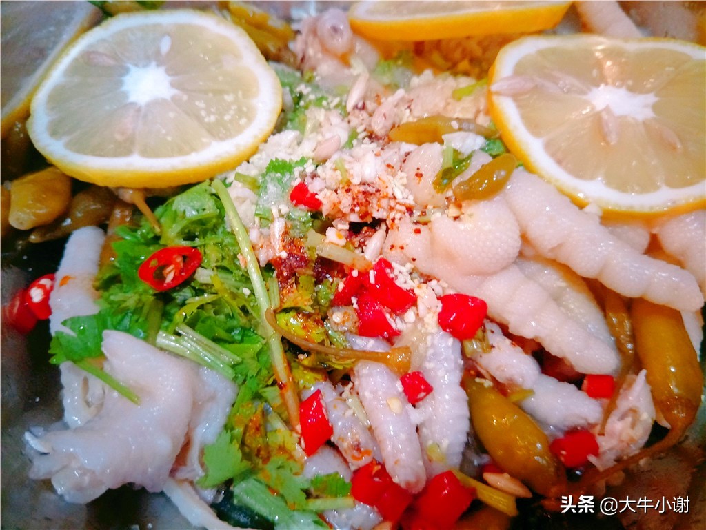 泡椒凤爪柠檬味的,柠檬凤爪刚入口的时候有点酸