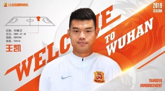 他退役6年后重返中超，面对*力暴**他一个转身触动全国球迷