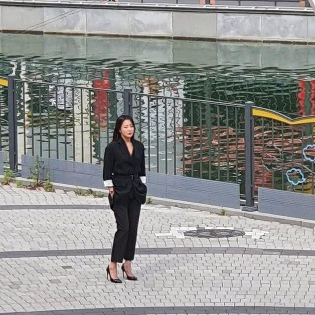 43岁豪门阔太金喜善晒近照,金喜善颜值巅峰出席活动