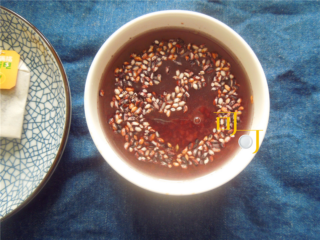 夏天最火的奶茶制作,夏天很热做一杯冰的奶茶怎么做