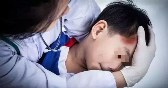 女儿摔倒头磕了一个大包,小朋友摔倒额头磕个大包要紧嘛