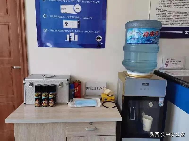 民警换装秒上岗,民警一秒换装上岗