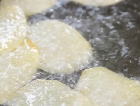 炸薯片时,别直接下锅炸,多加1个步骤,薯片薄又脆,比锅巴好吃