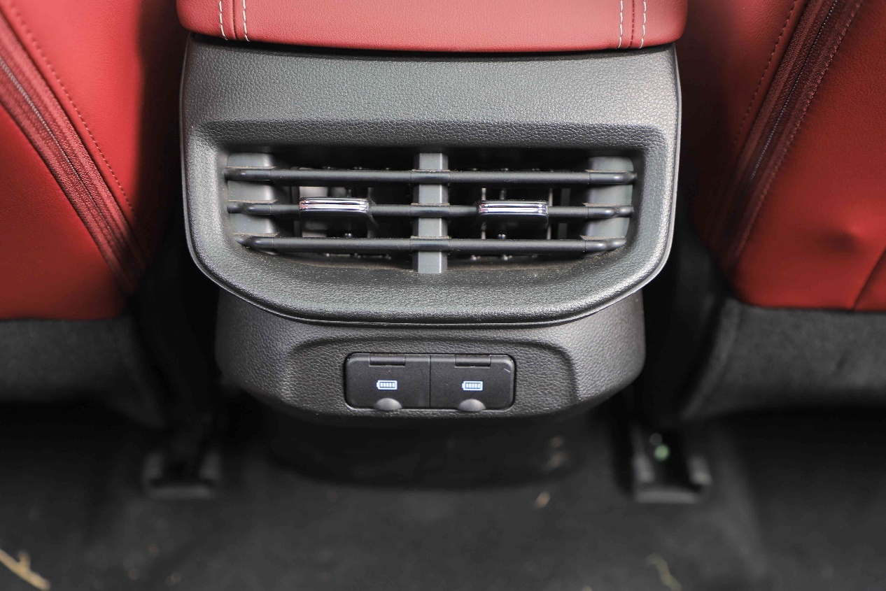 国民神车第三代哈弗h6亮点全解析,空间大动力强更省油第三代哈弗h6